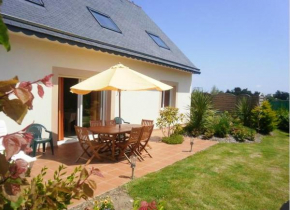 Maison accueillante avec vue sur la mer à Plougrescant